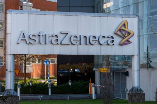 Στοιχεία για την παραγωγή των εμβολίων ζητά η ΕΕ από την AstraZeneca