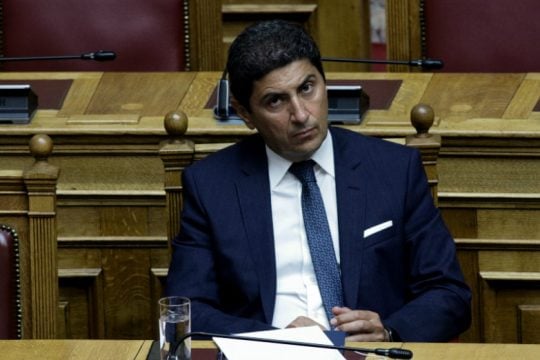 Μας κοροϊδεύει;