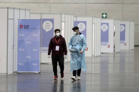 Αυστρία: Υποχρεωτική η ιατρική μάσκα FFP2 σε συγκοινωνίες και καταστήματα