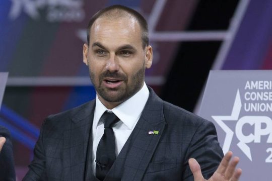 Γιος του Μπολσονάρο καταδικάστηκε για προσβολή δημοσιογράφου