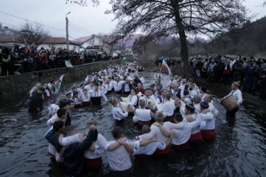 Το ‘ριξαν στο χορό για τα Φώτα 