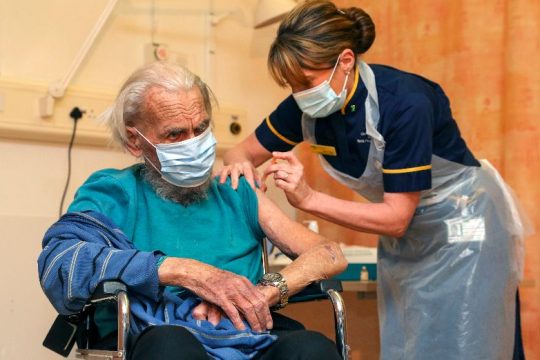 Επίσημη πρώτη για το εμβόλιο της AstraZeneca στη Βρετανία