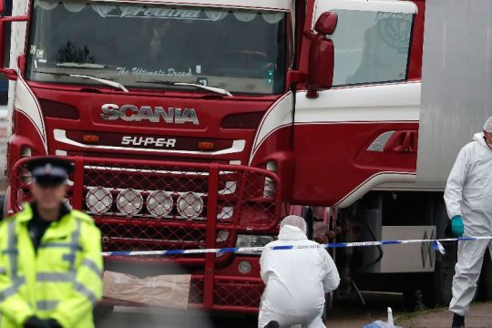 Βαριές ποινές στους υπεύθυνους για τον θάνατο 39 μεταναστών από ασφυξία