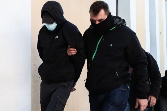 Ελεύθερα με όρους για την επίθεση στον σταθμάρχη τα δύο ανήλικα αδέρφια