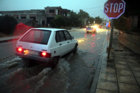 Βροχές στα δυτικά και βόρεια, μικρή πτώση της θερμοκρασίας