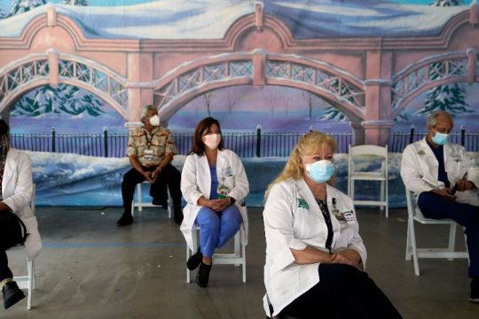 Οι Πολιτείες κατηγορούν την κυβέρνηση Τραμπ για εξαπάτηση με τα εμβόλια