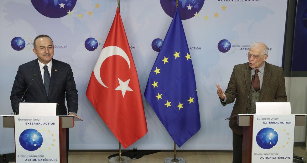 Οι διερευνητικές συνομιλίες και το διεθνές πλαίσιο
