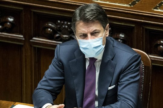 Ψήφο εμπιστοσύνης θα ζητήσει ο Κόντε