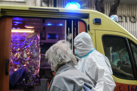 Άλλα 585 κρούσματα και 28 θάνατοι από κορονοϊό