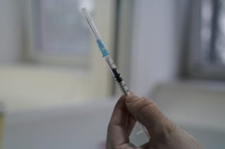 Υποχρεωτικός εμβολιασμός από την πίσω πόρτα;