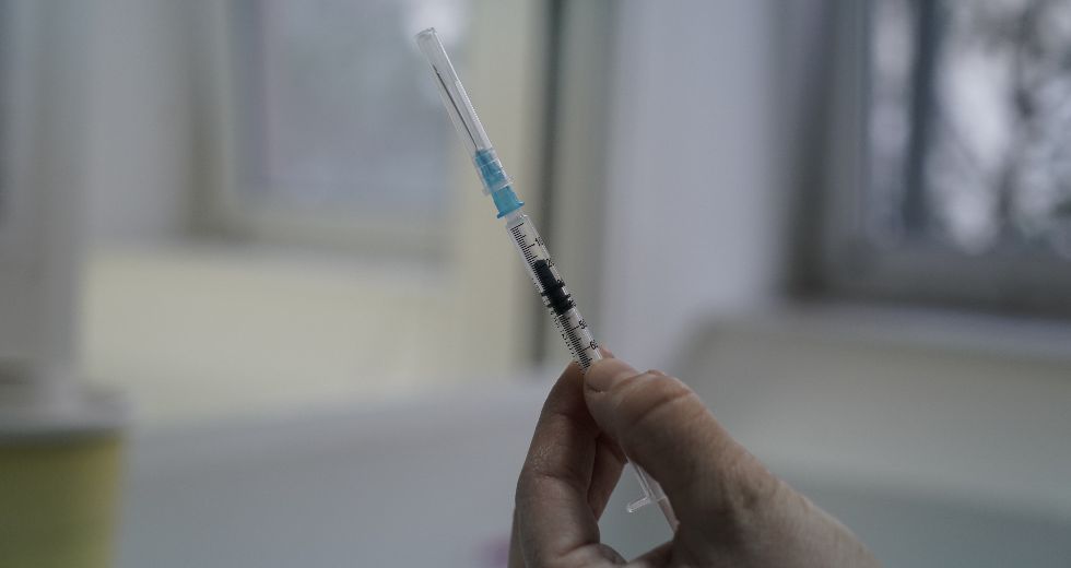 Υποχρεωτικός εμβολιασμός από την πίσω πόρτα;