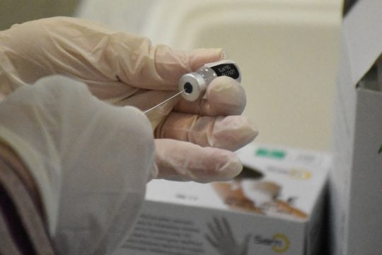 Νέο φιάσκο με αναβολές εμβολιασμών υγειονομικών σε πολλά νοσοκομεία