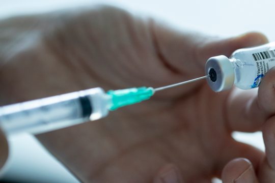 Αγωνία λόγω θανάτων ηλικιωμένων μετά τον εμβολιασμό