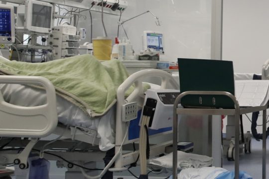 Αυξήθηκαν οι νεκροί, μείωση σε κρούσματα – διασωληνωμένους