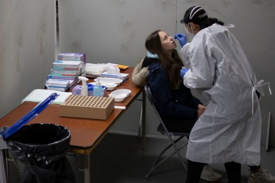 Φουντώνει η ανησυχία για τις μεταλλάξεις