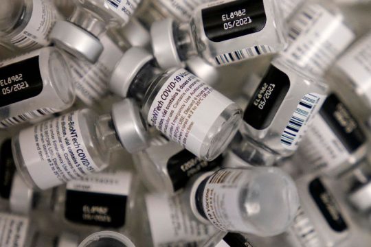 Το Λονδίνο αρνείται να δημοσιεύσει στοιχεία για τις προμήθειες εμβολίων