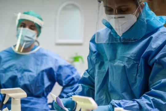 Λιγότερα νέα κρούσματα, όμως με το ένα τρίτο των τεστ – επιμένουν οι διασωληνώσεις