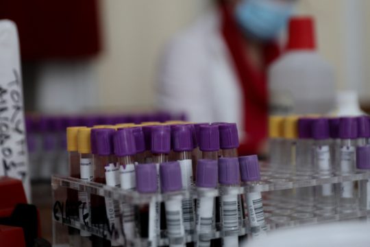 Σχεδόν διπλασιάστηκαν τα κρούσματα σε μια ημέρα