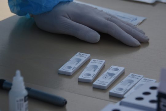 Ελαφρά μείωση κρουσμάτων και διασωληνωμένων