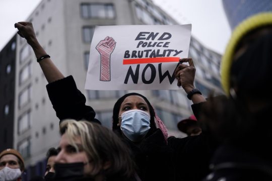 Επεισοδιακή διαδήλωση στις Βρυξέλλες για τον θάνατο νεαρού μαύρου σε αστυνομικό τμήμα