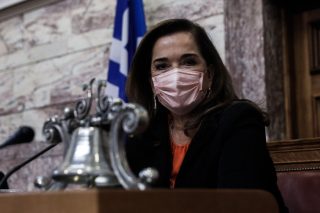 Τα καρφιά ήρθαν από την Ντόρα