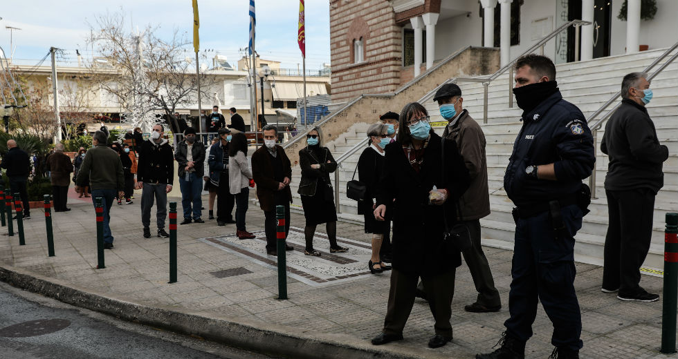Θεοφάνεια με κόσμο, «απαγορευμένους» αγιασμούς και πρόστιμα