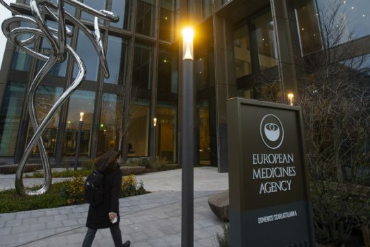 Συνεδριάζει εσπευσμένα σήμερα ο EMA για το εμβόλιο της Moderna