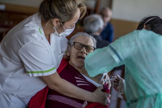 Ξέμειναν από εμβόλια Ισπανία και Τσεχία
