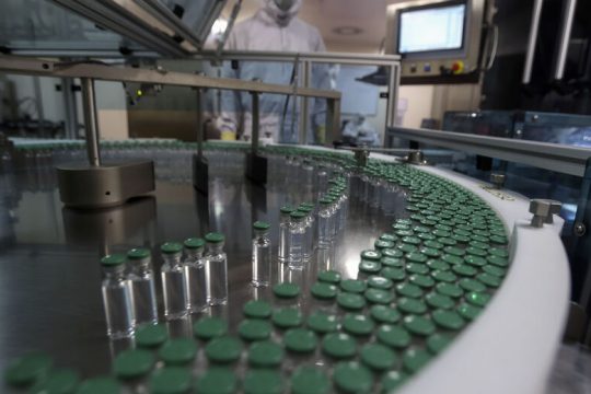 Η μαζική παραγωγή εμβολίων δεν μπορεί να «κολλάει» στα πνευματικά δικαιώματα