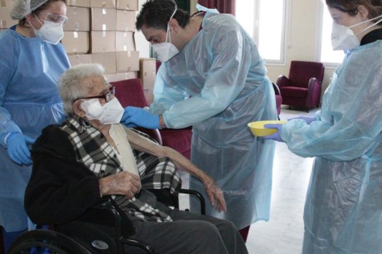 Ξεκινούν σήμερα τα ραντεβού εμβολιασμού για τους πολίτες 80-84 ετών