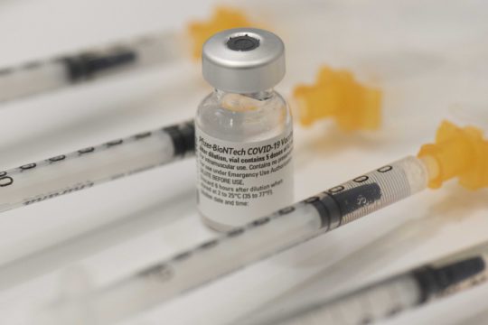 Να καταστούν δημόσια αγαθά τα εμβόλια για Covid ζητούν Αριστερά, Σοσιαλιστές και Πράσινοι