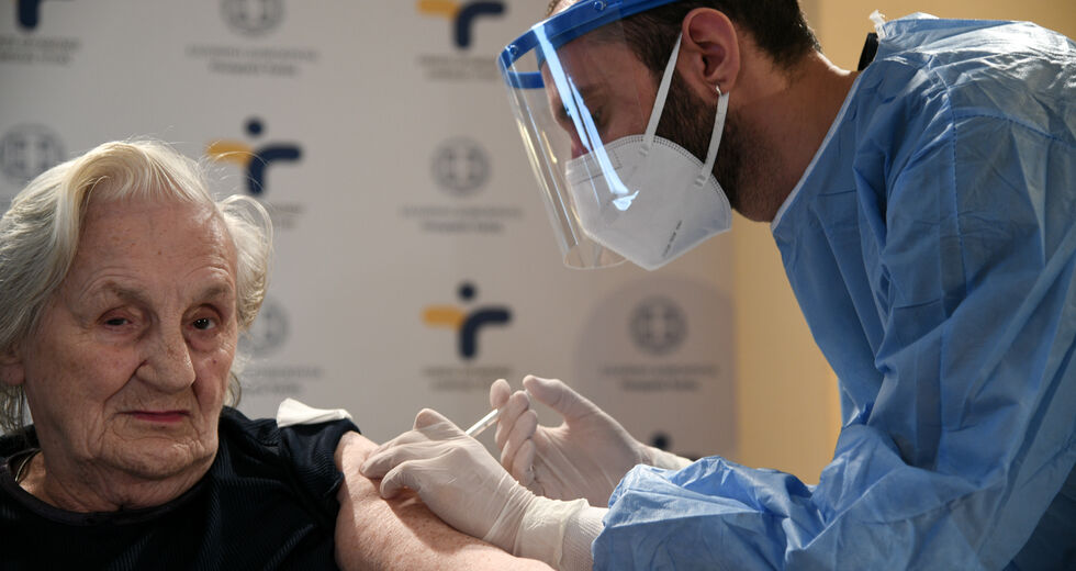 Ανοίγει η πλατφόρμα για εμβολιασμούς πολιτών άνω των 85 ετών
