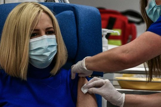 «Όχι λάθη» από την κυβέρνηση ζήτησε η Φ. Γεννηματά μετά τον εμβολιασμό της