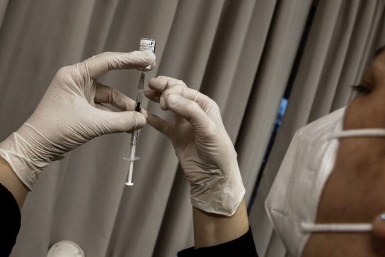 Δικαιολογίες για τις αναβολές εμβολιασμών εκατοντάδων υγειονομικών