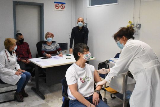 Δεν τους βγαίνουν οι αλχημείες με τα νούμερα των εμβολίων