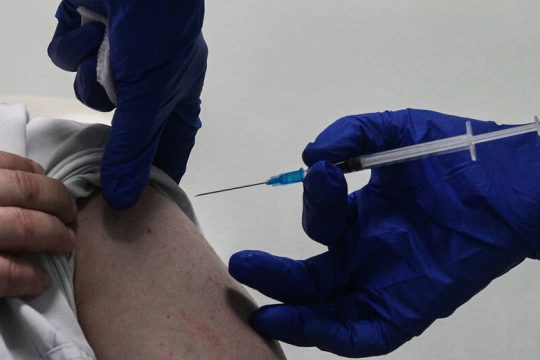 Οσμή σκανδάλου στην πλατφόρμα για τα εμβόλια