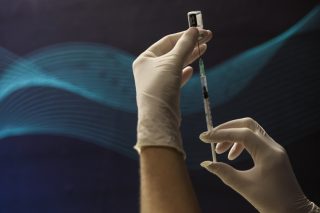 Ερωτήματα για την 6η δόση και τις καθυστερήσεις στις παραδόσεις
