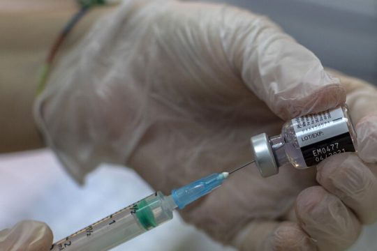 Le Monde: Email αποκαλύπτουν πιέσεις στον EMA για έγκριση εμβολίων παρά τις αντιρρήσεις 