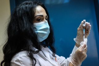 Εμβολιασμός… στο ρελαντί και με λιγότερες δόσεις