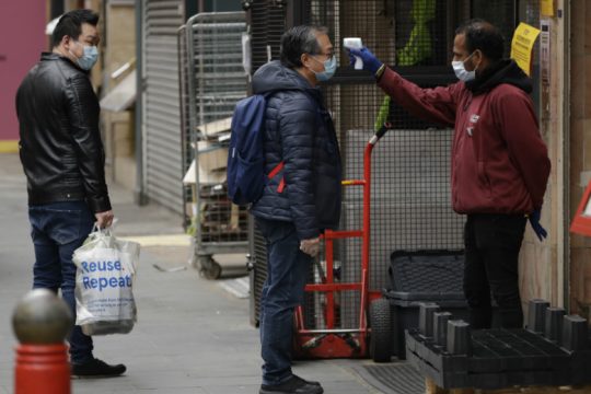Μειώνονται τα κρούσματα, στα ύψη οι νεκροί στη Βρετανία