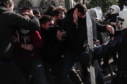 Χημικά κατά φοιτητών στο συλλαλητήριο ενάντια στο ν/σ Κεραμέως – Χρυσοχοΐδη