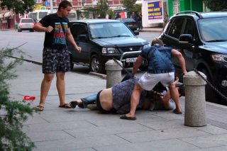 Θεατές μπροστά στην ωμή βία