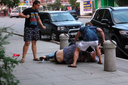 Θεατές μπροστά στην ωμή βία