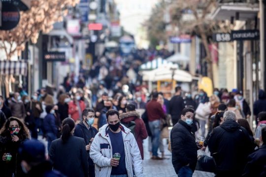 Ανησυχούν οι ειδικοί για τον συνωστισμό στην αγορά, βλέπουν λήψη νέων μέτρων