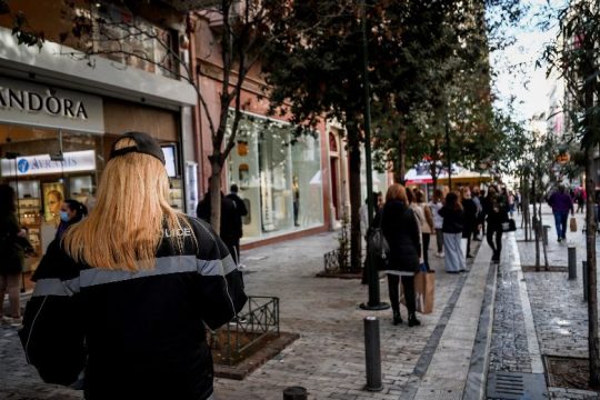 Αγορές με «χρονόμετρο» σχεδιάζει η κυβέρνηση για να αντιμετωπίσει τον συνωστισμό