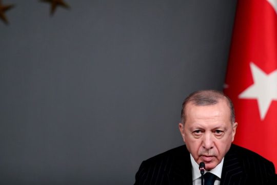 Απειλές και εκβιασμοί πριν τις διερευνητικές