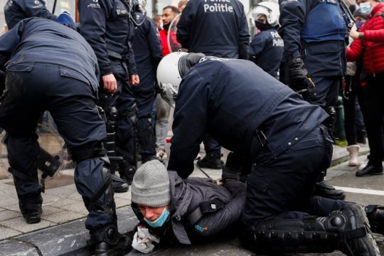 Μπαράζ συλλήψεων σε διαδηλώσεις κατά του lockdown σε ευρωπαϊκές χώρες