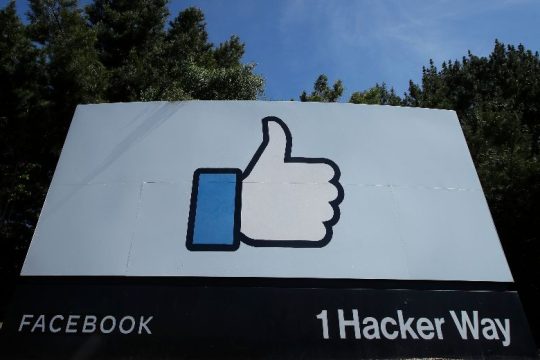 Facebook: Επ’ αόριστον το «μπλόκο» στους λογαριασμούς του Τραμπ