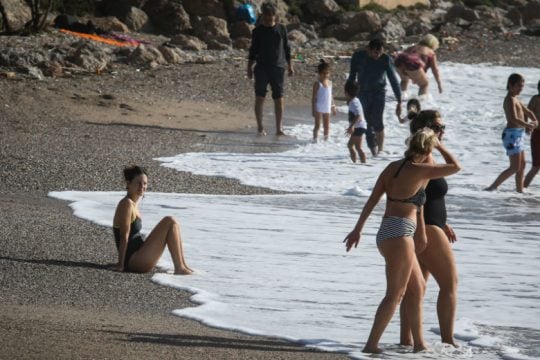 Τα περιοριστικά μέτρα «σκόνταψαν» στην καλοκαιρία