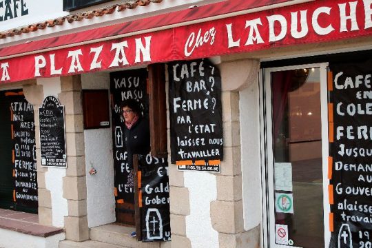 «Παγώνει» στη Γαλλία το άνοιγμα εστιατορίων-μπαρ